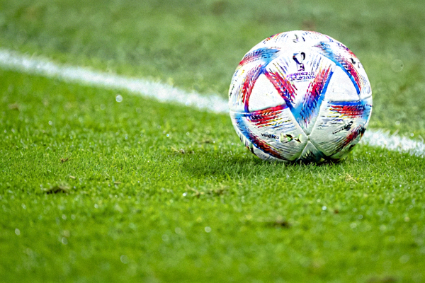 2026世界杯官方用球'旅程'在绿茵场上的特写